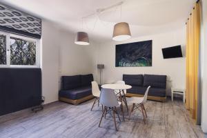 TV a/nebo společenská místnost v ubytování Mirsini Studios & Apartments