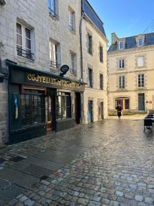 カンペールにあるStudio Sur les Toits - Centre Historiqueの建物が立ち並ぶ街の石畳の道 +4枚の写真