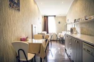 - une salle à manger avec une table et des chaises dans l'établissement Rondo Hotel, à Tbilissi