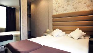 Postel nebo postele na pokoji v ubytování Rondo Hotel