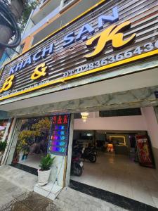 Supermarket nebo jiné obchody v  hotelu nebo okolí
