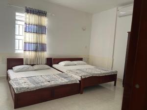 Postel nebo postele na pokoji v ubytování Nhà Nghỉ Mỹ Linh 5