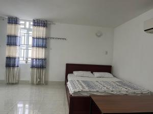Postel nebo postele na pokoji v ubytování Nhà Nghỉ Mỹ Linh 5