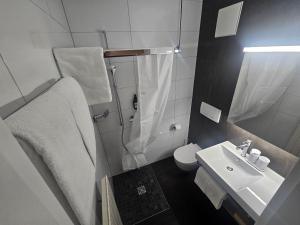 Apart-Hôtel Pont-de-Thielle的一间浴室