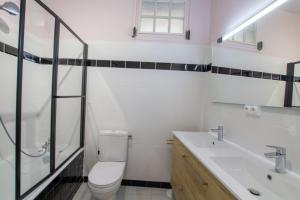 ラ・ロック・ガジャックにあるLes palmiersのトイレと洗面台を備えた白いバスルーム +13枚の写真