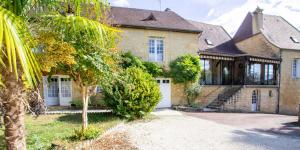 ラ・ロック・ガジャックにあるLes palmiersの前にヤシの木がある家