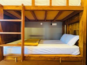 Giường trong phòng chung tại BUNK HUB hostel