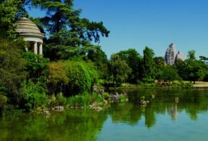 a pond in a park with trees and a building at Channel-Appartement cosy avec piscine, jardin & nature aux portes de Paris in Saint-Maurice