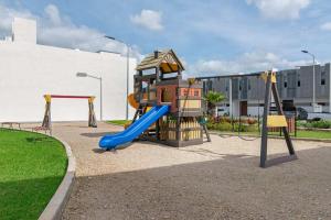einen Spielplatz mit Rutsche und Rutsche in der Unterkunft Perfect resort style House in Playa del Carmen + 77 Fotos