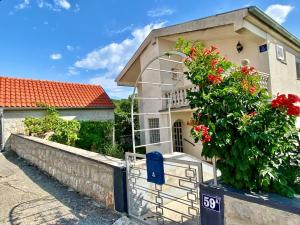 Το κτήριο όπου στεγάζεται  η παραθεριστική κατοικία