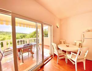 Μπαλκόνι ή βεράντα στο Family friendly house with a swimming pool Donji Zagon, Novi Vinodolski - 20568