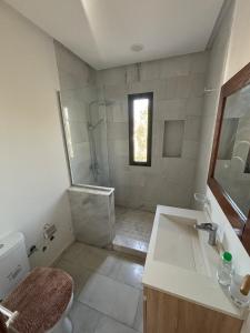 Salle de bains dans l'établissement Élégante villa familiale à Harhoura Confort et Proximité plage