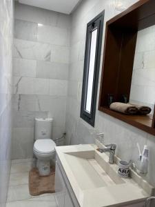 Salle de bains dans l'établissement Élégante villa familiale à Harhoura Confort et Proximité plage