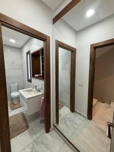 une salle de bain avec toilettes et lavabo dans l'établissement Élégante villa familiale à Harhoura Confort et Proximité plage, à Temara