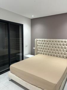 une chambre avec un grand lit dans une pièce dans l'établissement Élégante villa familiale à Harhoura Confort et Proximité plage, à Temara