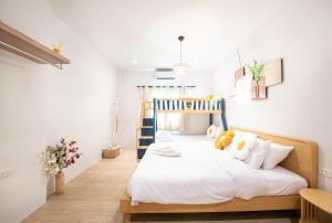 a bedroom with a bed and a bunk bed at De Beach pool villa เดิน 3 นาทีจากชายหาด in Jomtien Beach