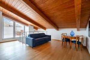 uma sala de estar com um sofá azul e uma mesa em Porta San Biagio - rooms & apartments em Matera