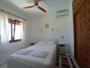 une chambre avec un lit avec deux serviettes dessus dans l'établissement Villa Maravista - Luxury Villa with Private Pool and Sea View, à Benitachell