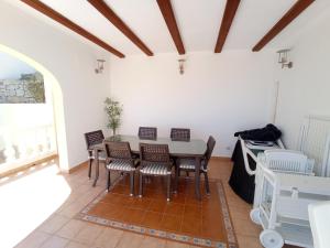 une salle à manger avec une table et des chaises dans l'établissement Villa Maravista - Luxury Villa with Private Pool and Sea View, à Benitachell