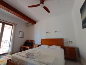 une chambre avec un lit avec un ventilateur de plafond dans l'établissement Villa Maravista - Luxury Villa with Private Pool and Sea View, à Benitachell