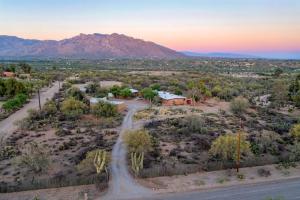 - une vue aérienne sur une maison dans le désert dans l'établissement Spacious casita with desert and mountain views, à Tucson 19 autres photos
