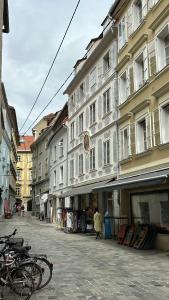 グラーツにあるAltstadtjuwel Färbergasse Grazの自転車が通りに停まった建物