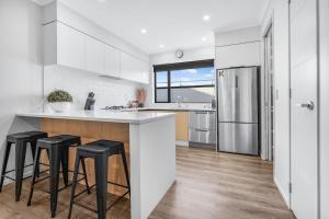 Η κουζίνα ή μικρή κουζίνα στο Inner City Spacious, Modern Apartment -By KOSH BNB