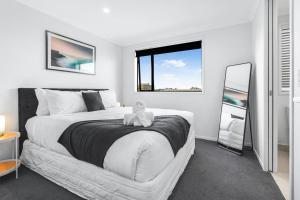 Ένα ή περισσότερα κρεβάτια σε δωμάτιο στο Inner City Spacious, Modern Apartment -By KOSH BNB