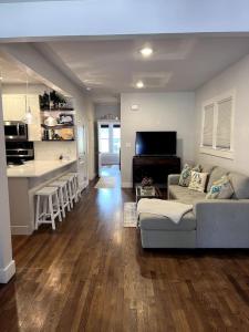 a living room with a couch and a kitchen at Charming 2-bedroom Cottage in San Antonio