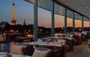 un restaurante con vistas a la torre Eiffel en Channel, en Saint-Maurice