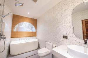 a bathroom with a sink toilet and a mirror at De Beach pool villa เดิน 3 นาทีจากชายหาด in Jomtien Beach