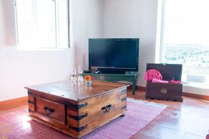 un soggiorno con tavolino e TV a schermo piatto di Window to the Valley a Santo Isidoro