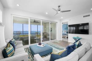Una sala de estar con un sofá y un televisor de pantalla plana. en The Sunset Retreat at One Particular Harbour 384-202, en Bradenton