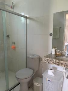 ein Badezimmer mit Toilette, Waschbecken und Dusche in der Unterkunft Casa de praia No Abais in Praia Da Caueira + 19 Fotos