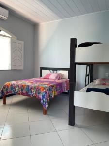 ein Schlafzimmer mit zwei Etagenbetten in einem Zimmer in der Unterkunft Casa de praia No Abais in Praia Da Caueira
