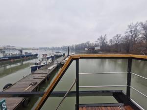 Výhled na řeku, která protéká v blízkosti ubytování na lodi