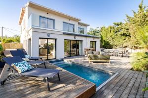 Bazén v ubytování Villa Feliz, vue mer, piscine, jacuzzi nebo v jeho okolí