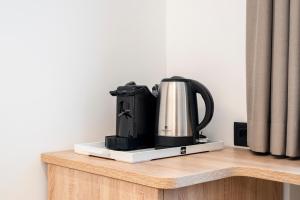 uma máquina de café sentada em cima de uma prateleira em Porta San Biagio - rooms & apartments em Matera