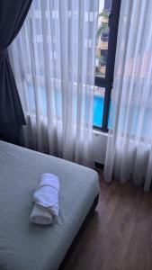 Postel nebo postele na pokoji v ubytování Tenang At Samsuria Beach Apartment