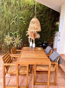 Patio lub wspólna przestrzeń na świeżym powietrzu w obiekcie Cozy Townhouse Selwo