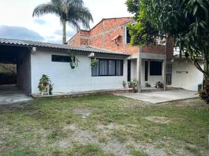 a white house with a palm tree in the yard at Vacaciones Sol y Luna in La Tebaida