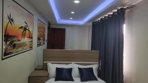Postel nebo postele na pokoji v ubytování EQUATOR SUITES -KAMPALA -Ivory Mall -Bunga Gaba Road