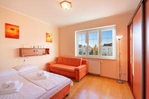 グジボボにあるApartament Casa Sol by HolidaySunのベッド2台と椅子と窓のある寝室 +10枚の写真