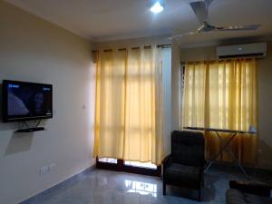 TV a/nebo společenská místnost v ubytování Beta Rooms Double Bedroom Gome Fortress Business Center Dansoman Accra