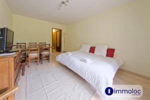 a bedroom with a bed and a table and a television at Apartment in Auron 100 meters from the slopes in Auron +7 photos
