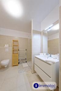 Bilik mandi di Apartment mont d'Auron