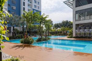 een zwembad in het midden van een gebouw bij OriGem - Skyview Căn Hộ 2 PN in Thu Dau Mot