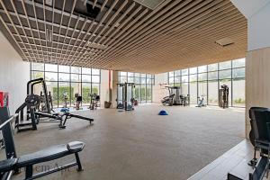 een sportschool met loopbanden en machines in een gebouw bij OriGem - Skyview Căn Hộ 2 PN in Thu Dau Mot