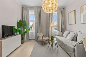 3 Minutes to Metro I At Gürtel I Fast Wifi في فيينا: غرفة معيشة مع أريكة وتلفزيون