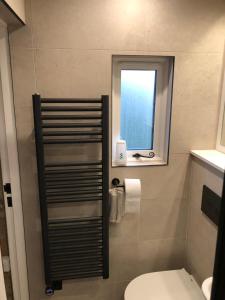 une salle de bain avec toilettes et fenêtre dans l'établissement Locka Old Hall Cottage, à Arkholme